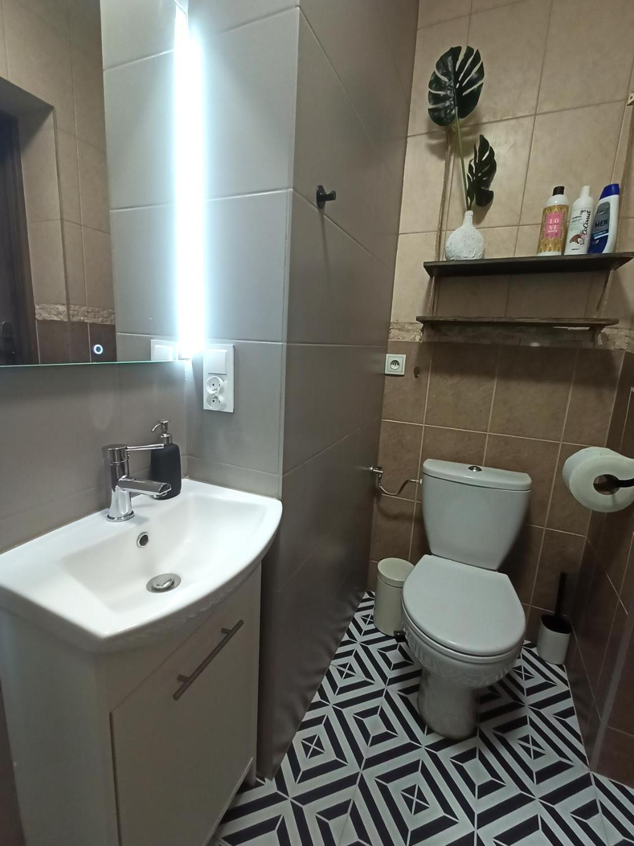 Lemuria Pokoje Hostel Chojnowska A Legnica Eksteriør bilde